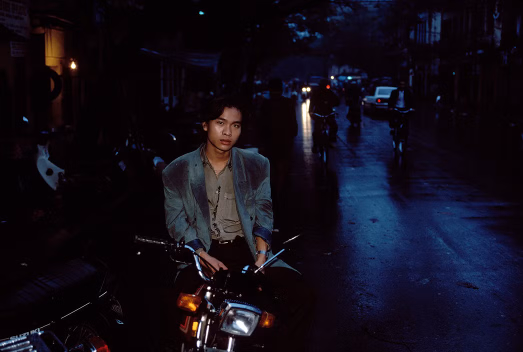 Một soái ca Hà Nội trên xe Honda Win 100, 1994.Ảnh: Magnumphotos.com.
