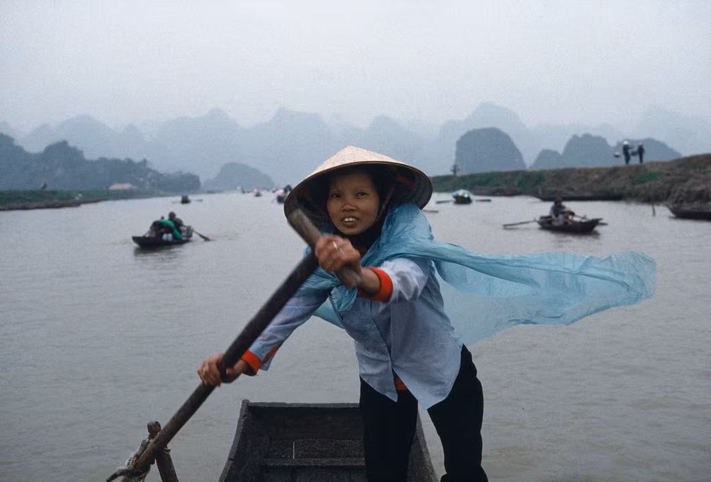 Người phụ nữ lái đò ở suối Yến - chùa Hương, lúc này vẫn thuộc tỉnh Hà Tây, 1994.Ảnh: Magnumphotos.com.