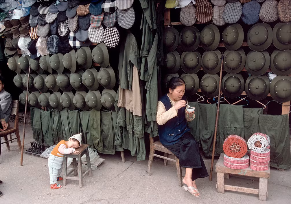 Những đòn pháo Tết được bán tại cửa hàng đồ quân trang ở chợ Mơ, 1994.Ảnh: Magnumphotos.com.