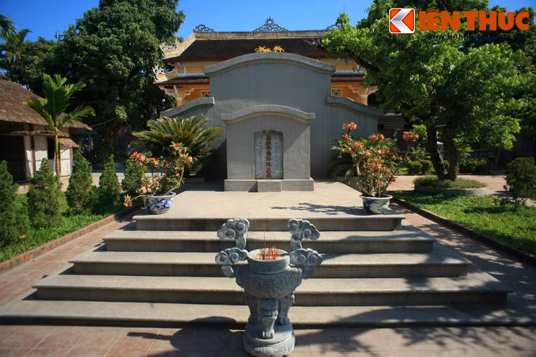 Trong chuyến thăm Khu lưu niệm danh nhân Phan Bội Châu vào chiều ngày 4/3/2017, Nhật hoàng Akihito đã thể hiện lòng thành kính trước mộ cụ Phan và khẳng định rằng tất cả mọi quốc gia muốn phát triển thì đều phải bắt đầu từ lòng yêu nước, những tư tưởng, giá trị mà cụ Phan Bội Châu đem lại là những kinh nghiệm rất quý báu. Ảnh: Mộ phần cụ Phan Bội Châu trong khu lưu niệm.