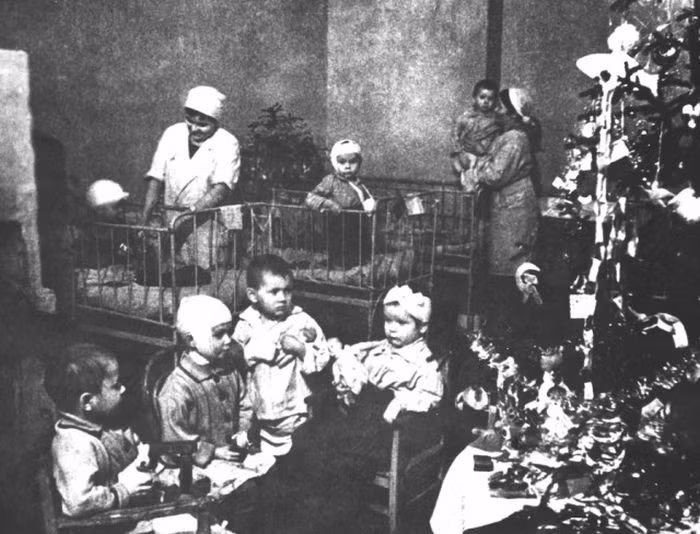 Một phòng dành cho bệnh nhi với cây thông Giáng sinh, mùa đông 1941. Ảnh: Englishrussia.com.