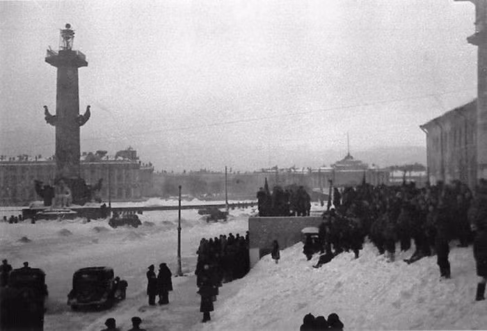 Người dân tập trung trên quảng trường Suvorov đề nghe tin tức về tình hình chiến sự ở Leningrad, tháng 1/1944. Ảnh: Englishrussia.com.