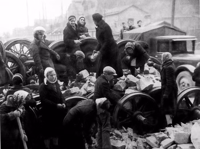 Người dân Leningrad tham gia xây dựng lũy bảo vệ nhà máy Kirov factory. Ảnh: Englishrussia.com.