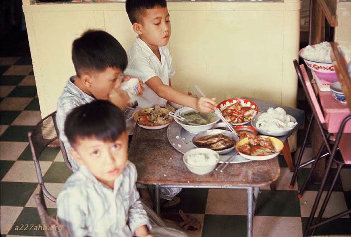 Bữa trưa của những đứa trẻ trong tiệm kim hoàn. Ảnh: A227ahb.org