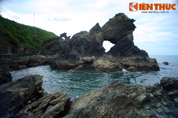 "Cổng tò vò" này có tên Ông Đụn - Bà Khe, gắn với một truyền thuyết cảm động của người dân trong vùng.