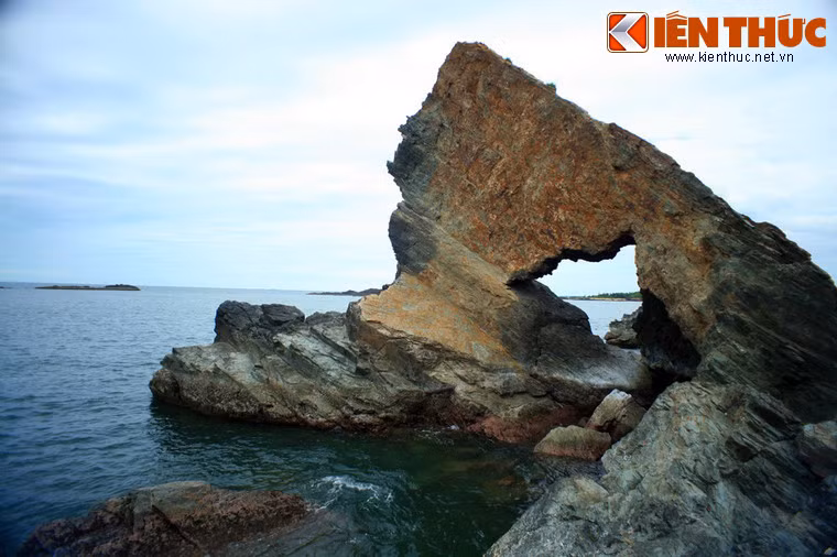 Dáng vẻ kỳ vĩ của "cổng tò vò" này khiến nhiều người không khỏi choáng ngợp khi tận mắt chứng kiến.