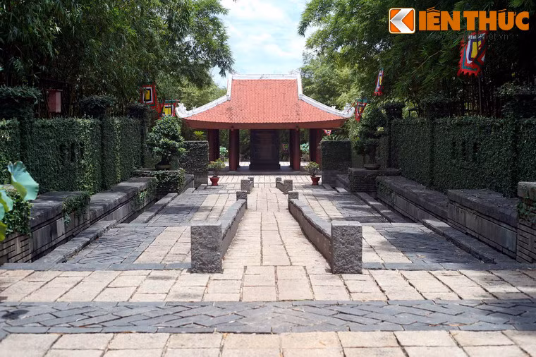 Giữa Đường tre có một nhà bia tưởng niệm, bên trong đặt bia đá khắc nội dung tóm tắt về hào khí lịch sử Việt Nam.