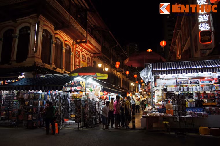 Đến với phố Trengganu, du khách sẽ cảm nhận được một không gian văn hóa rất đặc trưng với các tòa nhà cổ kính mang phong cách Á - Âu kết hợp, hai bên phố là các quầy hàng rực rỡ sắc màu, phía trên là những chiếc đèn lồng đỏ đậm chất Trung Hoa.
