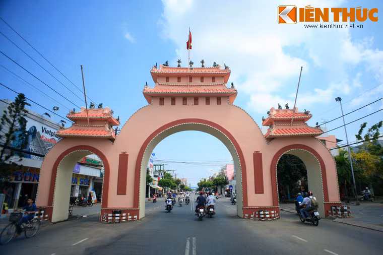 Nằm trên đường Nguyễn Trung Trực của thành phố Rạch Giá, cổng tam quan Rạch Giá được xây từ một thế kỷ trước, là công trình biểu tượng của thành phố này. Giống như Ô Quan Chưởng Hà Nội, tam quan Rạch Giá cũng "chiếm dụng" một phần diện tích vỉa hè và lòng đường.