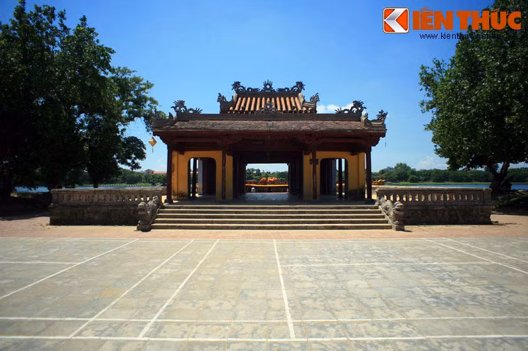 Nằm ở vỉa hè đối diện với Phu Văn Lâu qua đường Lê Duẩn là Nghênh Lương Đình, được xây dựng từ năm 1852 làm nơi nghỉ chân của các vị vua nhà Nguyễn trước khi đi xuống bến sông để lên thuyền rồng hoặc làm nơi hóng mát.