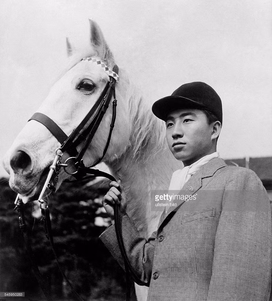Thái tử Akihito bên chú ngựa của mình, 1955. Ảnh: Gettyimages.com