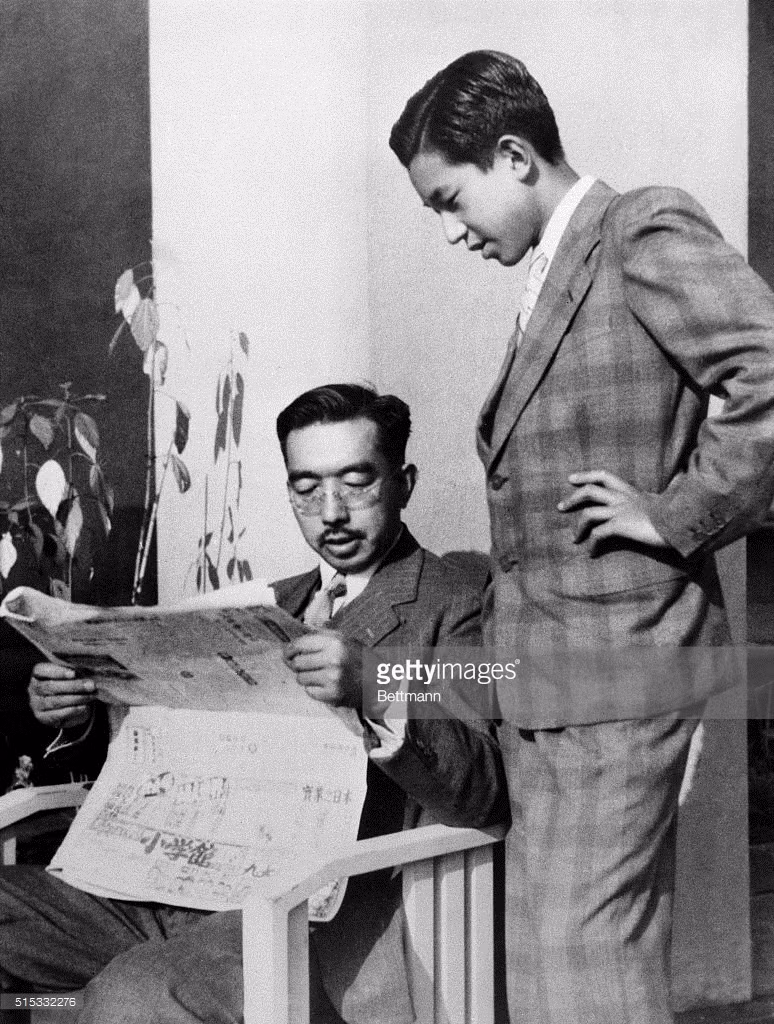 Thái tử Akihito bên vua cha - Nhật hoàng Hirohito - ở trường Trung học Gakushuin, ngày 21/11/1949. Ảnh: Gettyimages.com