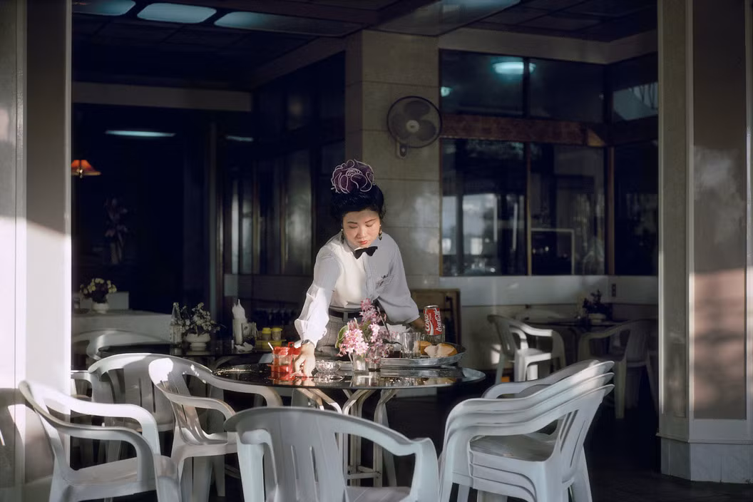 Nhân viên phục vụ trong một nhà hàng. Ảnh: Harry Gruyaert - Magnumphotos.com
