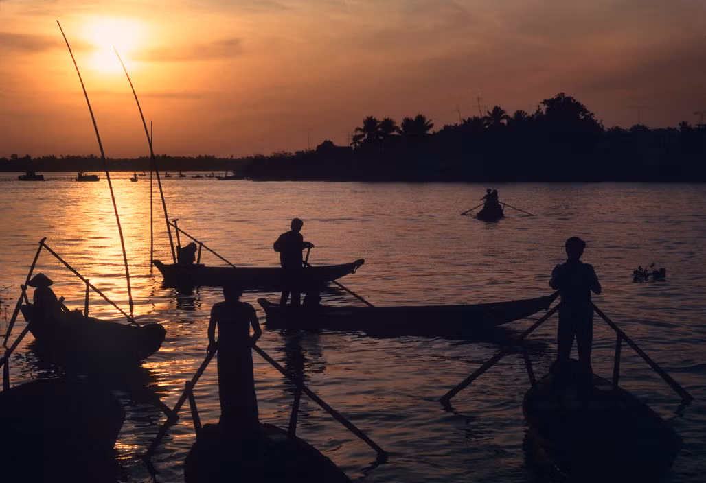 Bình minh trên sông Hậu. Ảnh: Harry Gruyaert - Magnumphotos.com