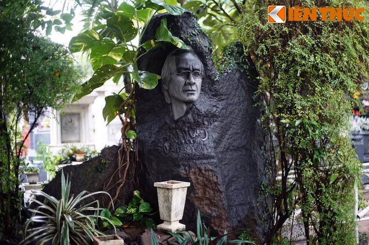 Phiến đá cao nhất có vai trò như bia mộ, tạc chân dung nhạc sĩ cùng họ tên, ngày sinh, ngày mất.