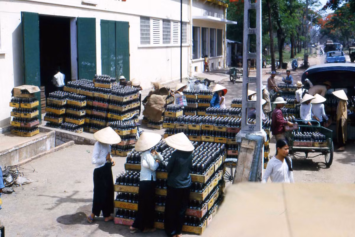 Tại kho hàng của hãng nước giải khát Coca Cola. Ảnh: 366thspsk-9.com