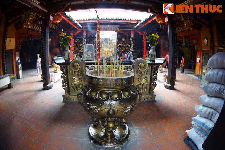 Mặt bằng kiến trúc hội quán gồm 3 tòa nhà ba gian nằm ngang tạo thành tiền điện, chính điện và hậu điện. Hai bên các điện thờ này là hai dãy nhà nằm dọc gồm tả điện, hữu điện, khu văn phòng... tạo thành một công trình khép kín như hình chữ khẩu. Giữa các tòa nhà là sân thiên tỉnh hoặc hành lang thông hương.
