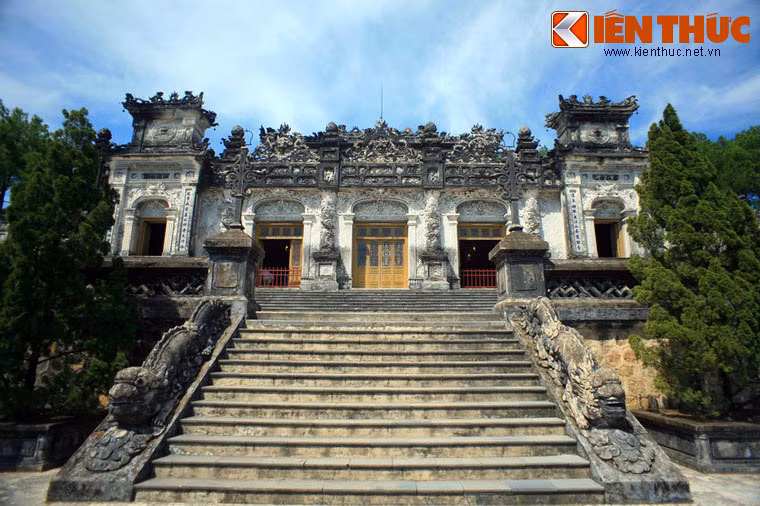 Lăng mộ của vua Khải Định được xây rất công phu và tinh xảo, là sự hội tụ của đủ các loại phong cách kiến trúc khác nhau trên thế giới. Các bậc cấp của lăng được trang trí hình rồng khá sinh động.