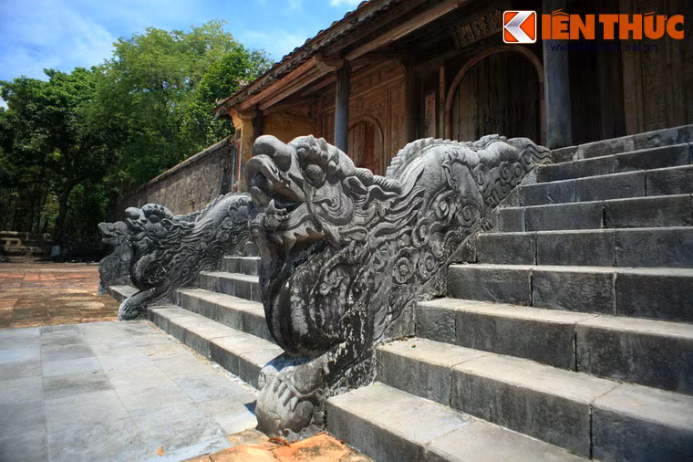 Hình tượng rồng ở lăng vua Thiệu Trị, vị vua thứ ba của nhà Nguyễn, sau vua Gia Long và vua Minh Mạng.