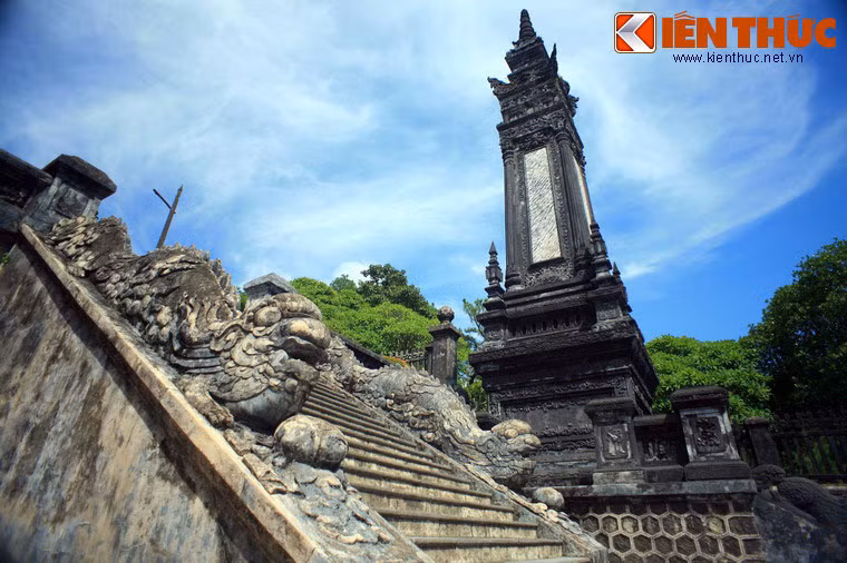 Tuy nhiên, hình tượng rồng ở lăng Khải Định toát lên một vẻ yếm thế, không còn cái uy như rồng ở các đời vua Nguyễn còn chủ quyền đất nước...