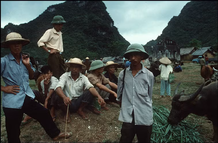 Những người đàn ông bán trâu bò ở chợ Trà Lĩnh, 1995. Ảnh: Magnumphotos.com.