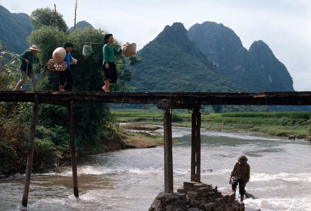 Cây cầu trên đường đến chợ phiên Trà Lĩnh, 1995. Ảnh: Magnumphotos.com.