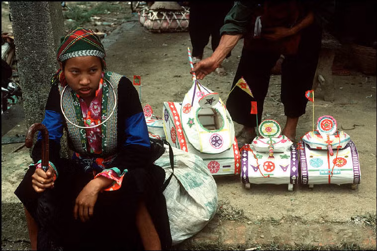 Những chiếc đèn lồng Trung thu hình xe tăng được bày bán ở chợ Trà Lĩnh, 1995. Ảnh: Magnumphotos.com.