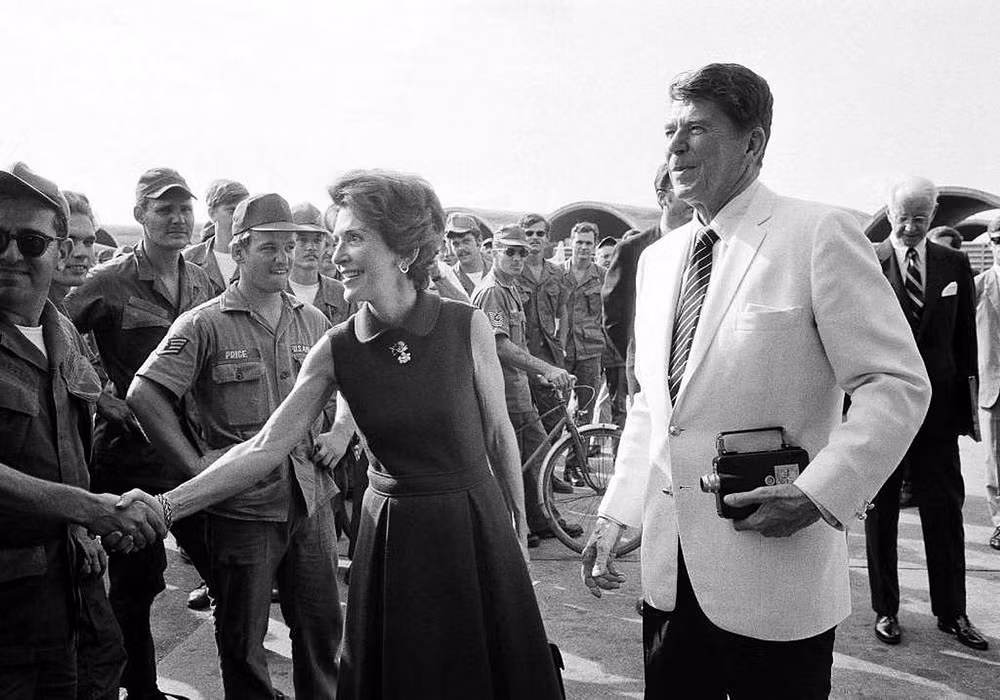 Thống đốc bang California Ronald Reagan, người sau này trở thành Tổng thống Mỹ, cùng vợ là bà Nancy chào một nhóm phi công Mỹ tại căn cứ không quân Tân Sơn Nhất ở Sài Gòn, ngày 15/10/1971. Ảnh: AP Photo/ Nick Ut