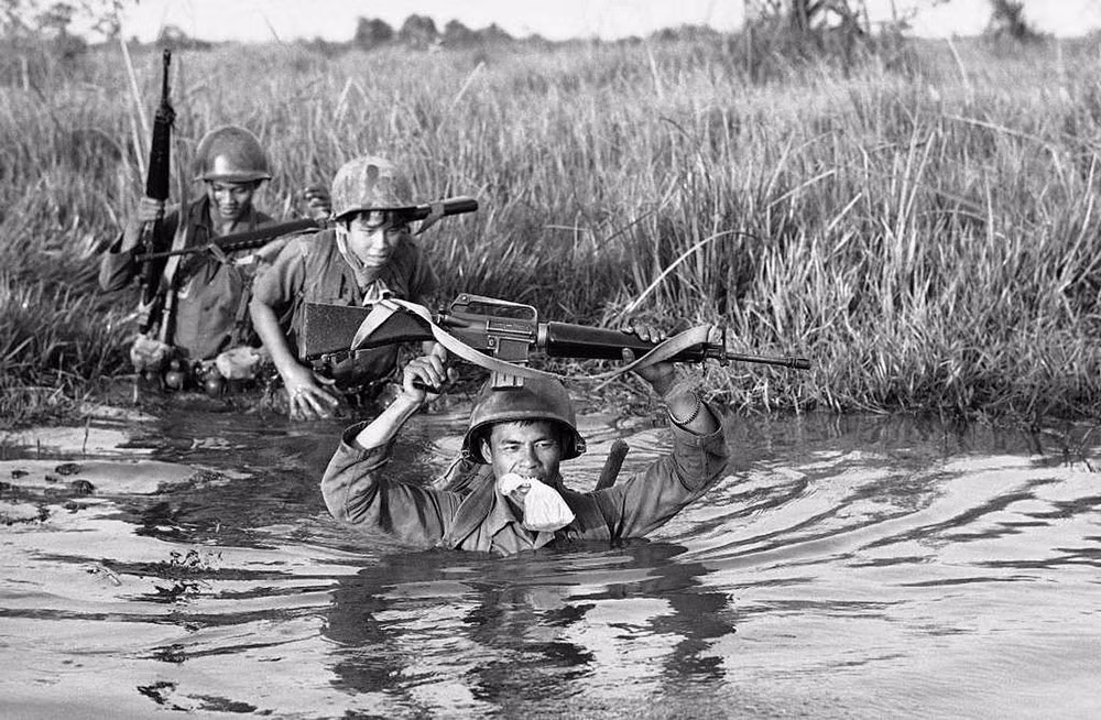 Lính Sài Gòn vượt qua một con sông gần biên giới Campuchia, 11/3/1972. Ảnh: AP Photo/ Nick Ut