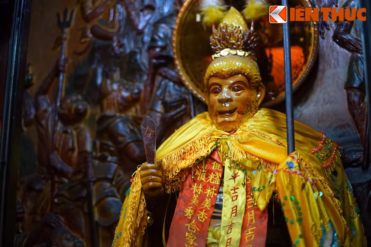 Trong Tây Du Ký, Tôn Ngộ Không là một con khỉ thành tinh sở hữu 72 phép thần thông. Sau khi được Ngọc Hoàng phong là Tề Thiên Đại Thánh (nghĩa là "Thánh lớn bằng trời"), Tôn Ngộ Không đã đại náo Thiên cung và bị Đức Phật nhốt dưới dãy núi Ngũ Hành Sơn suốt 500 năm trước khi quy phục Đường Tam Tạng và giúp vị hòa thượng này đi sang Tây Thiên thỉnh kinh.