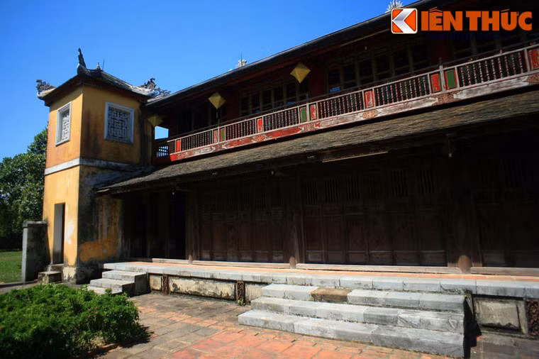Bậc tam cấp bằng đá đơn giản của Khương Ninh các (Phước Thọ Am) là một ngôi chùa được vua Minh Mạng hạ lệnh xây dựng năm 1830 để phục vụ nhu cầu tín ngưỡng trong hậu cung.