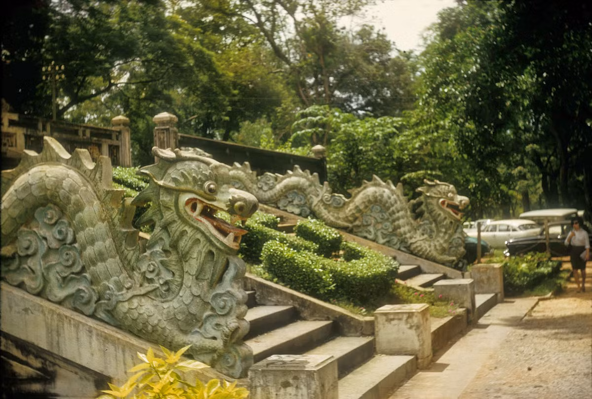 Một số hình ảnh khác về đền thờ vua Hùng ở Thảo Cầm Viên Sài Gòn năm 1966. Ảnh: Douglas Ross.