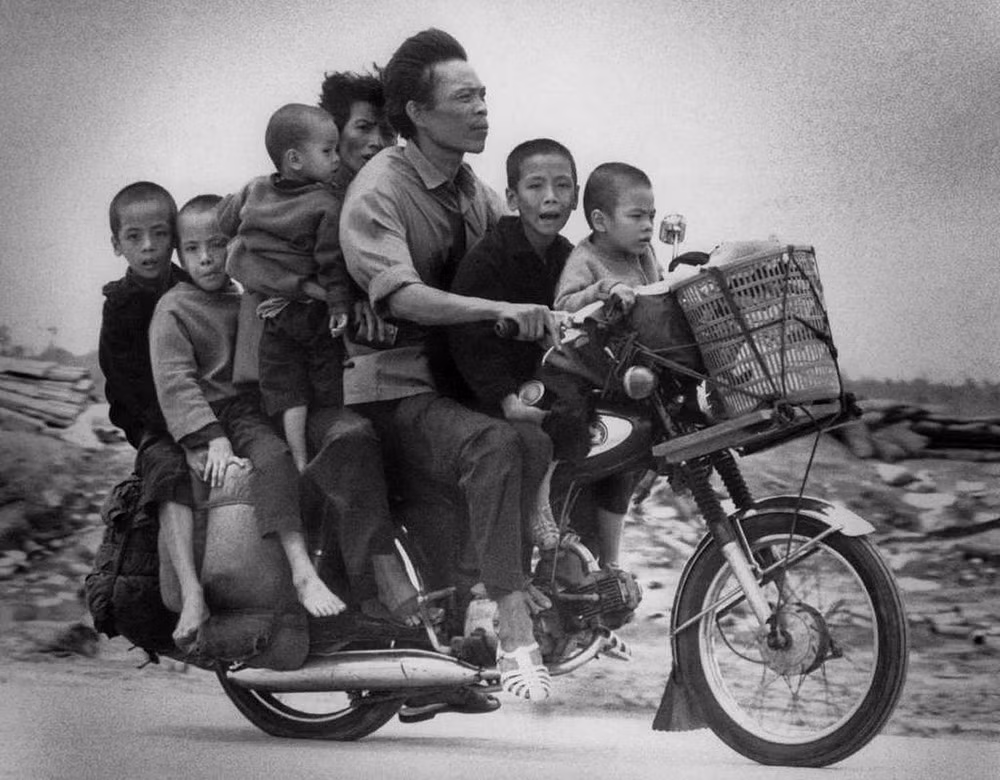 Hai vợ chồng với năm đứa con di chuyển theo quốc lộ 13, từ An Lộc về Sài Gòn bằng xe máy, ngày 19/6/1972. Ảnh: AP Photo/ Nick Ut.