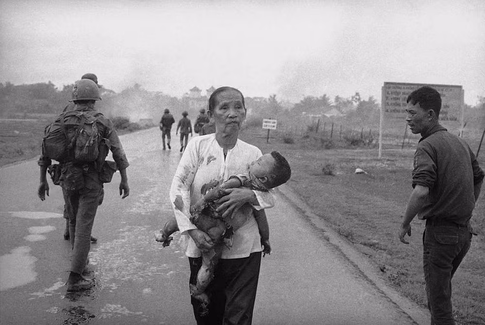 Một cụ bà chạy khỏi làng Trảng Bàng, trên tay bế em bé bị bỏng nặng do bom napalm, 8/6/1972. Ảnh: AP Photo/ Nick Ut.