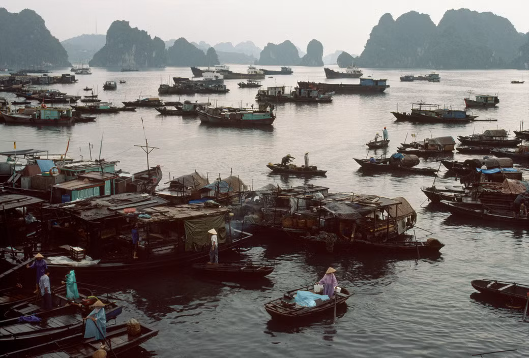 Làng chài Cửa Vạn ở vịnh Hạ Long, 1995. Ảnh: Magnumphotos.com