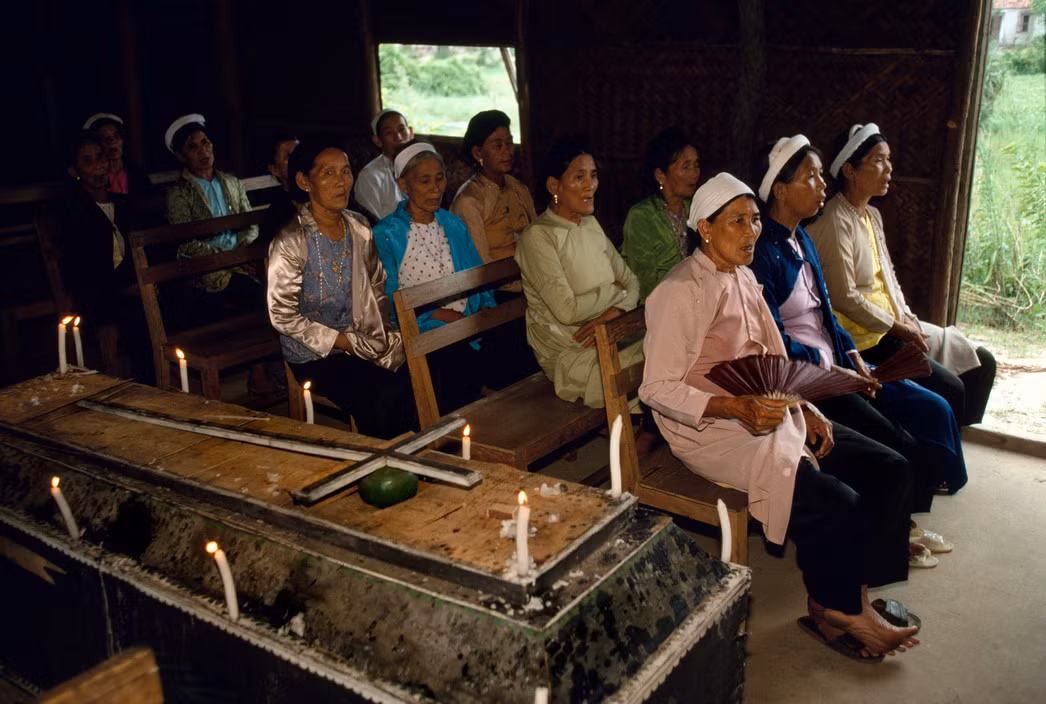Tang lễ ở giáo xứ Trà Cổ. Ảnh: Magnumphotos.com