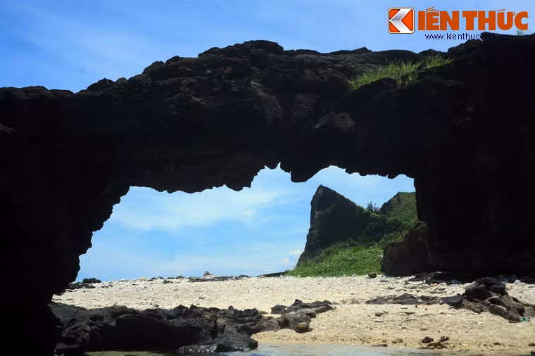 Theo các nhà địa chất, cổng tò vò Lý Sơn được hình thành từ nham thạch núi lửa, là kết quả của hàng triệu năm núi lửa hoạt động tại đây.