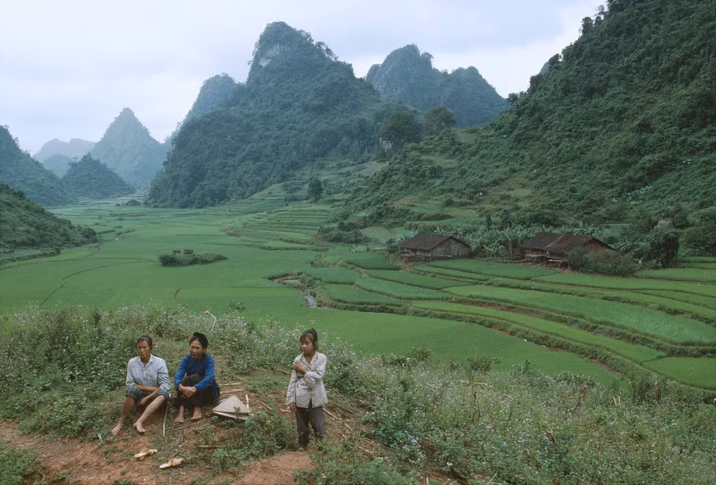 Những người phụ nữ bên con đường dưới chân đèo Mã Phục, 1995. Ảnh: Magnumphotos.com.