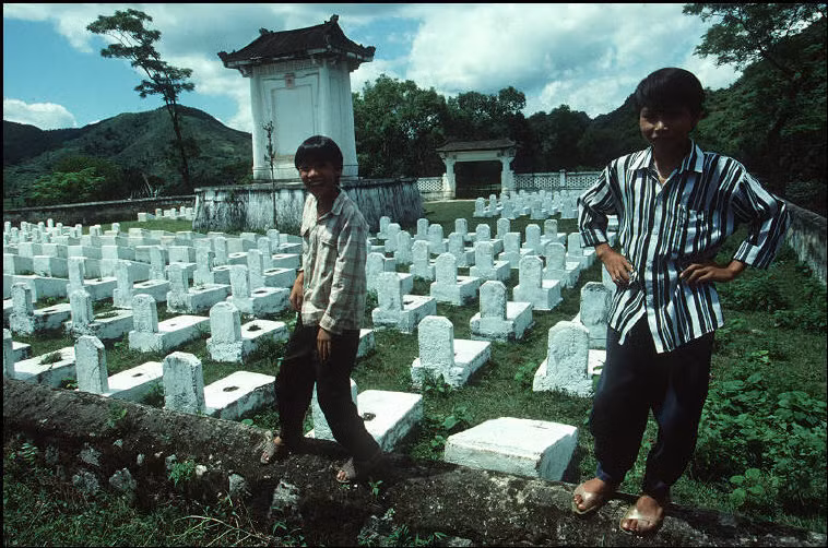 Một nghĩa trang liệt sĩ thời kháng chiến chống Pháp ở huyện Thạch An, Cao Bằng, 1995. Ảnh: Magnumphotos.com.
