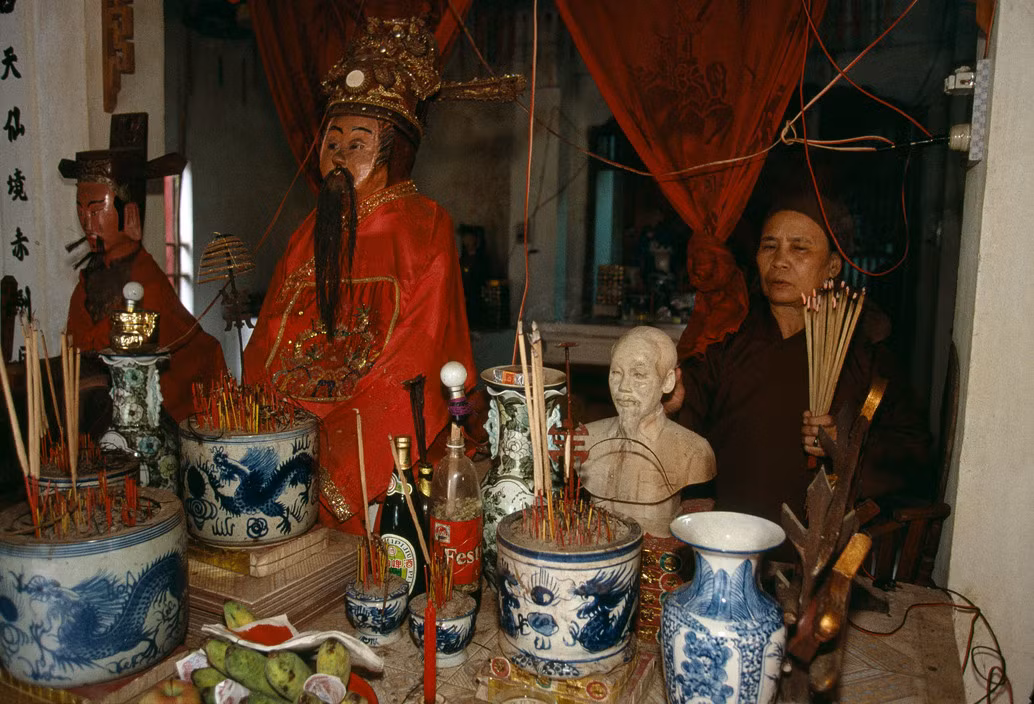 Trong một ngôi chùa ở Cao Bằng, 1995. Ảnh: Magnumphotos.com.