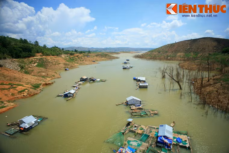 Hồ được hình thành từ việc ngăn dòng một khúc sông Krông Nô thuộc địa phận hai xã Nam Kar (huyện Lắk, tỉnh Đắk Lắk) và xã Quảng Phú (huyện Krông Nô, tỉnh Đắk Nông) để xây nhà máy thủy điện Buôn Tua Srah vào năm 2009.