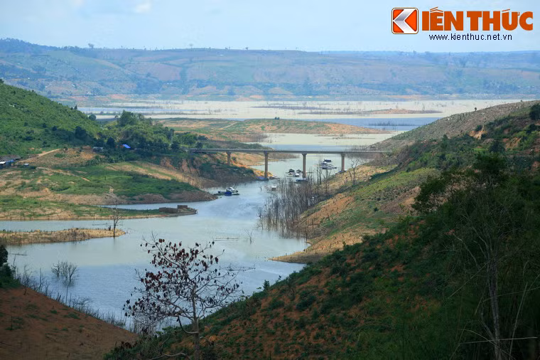 Nằm ở ranh giới hai tỉnh Đắk Nông và Đắk Lắk, hồ thủy điện Buôn Tua Srah là một trong những hồ nhân tạo lớn nhất của Tây Nguyên.