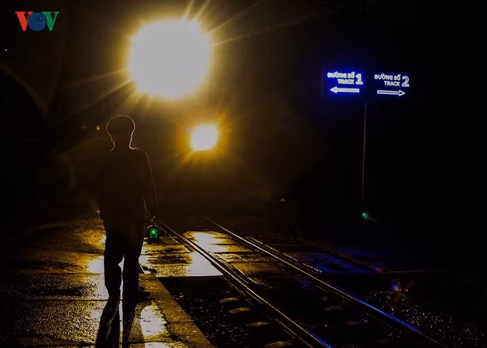 Cán bộ, nhân viên... ngành Đường sắt vì nhiệm vụ vẫn phải túc trực trong đêm.