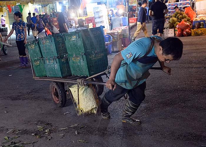 Bên cạnh đó là những người lao động nghèo, phải mưu sinh trong cả 4 ngày nghỉ lễ. Chợ hoa quả khu vực cầu Long Biên là nơi có rất nhiều hoàn cảnh như vậy.