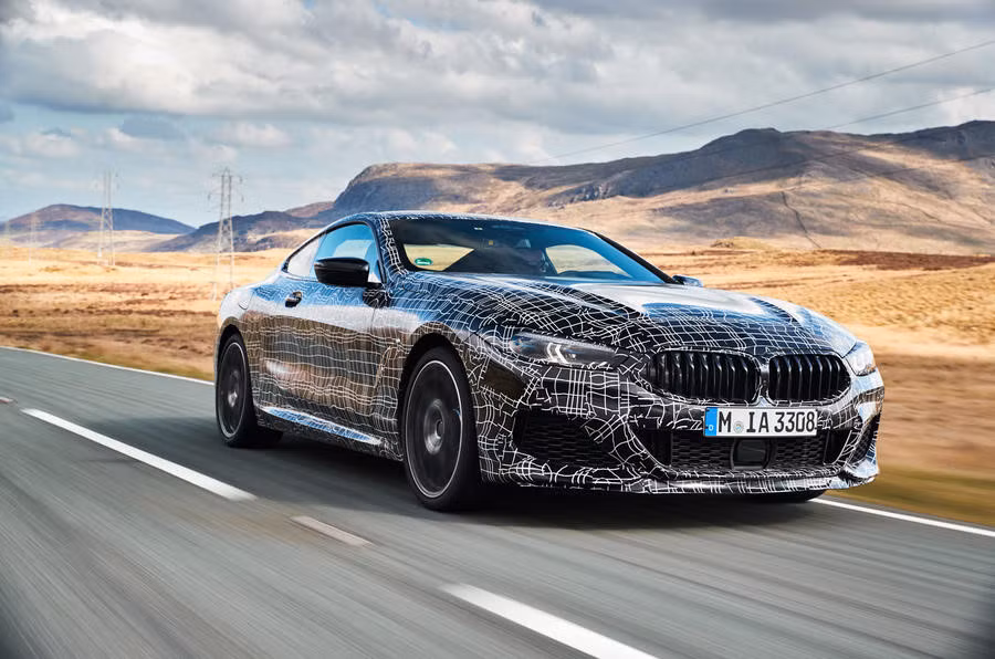 Mẫu xe thể thao 2 cửa mới chia sẻ mặt đồng hồ với các anh em trong gia đình BMW. Cách bố trí hệ thống kỹ thuật số là lời đáp trả của BMW cho hệ thống buồng lái ảo của đối thủ Audi. Hiện tại chỉ có i3 và i8 trang bị công nghệ này, rất có thể BMW 8-Series sẽ là mẫu xe kế tiếp thừa hưởng thiết kế cabin mới.