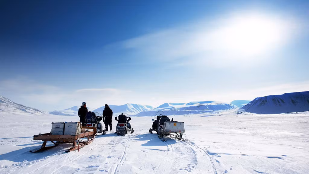 Nằm trên vòng Bắc Cực, Svalbard có nhiệt độ thường xuyên xuống dưới -15 độ C, đôi khi xuống tới -25,6 độ C. Điều đó đồng nghĩa với mặt đất và những thứ được chôn vùi dưới lòng đất sẽ ở trạng thái đóng băng gần như vĩnh viễn, dù nhiệt độ bề mặt tăng lên trong mùa hè. Ảnh: Nordicvisitor.
