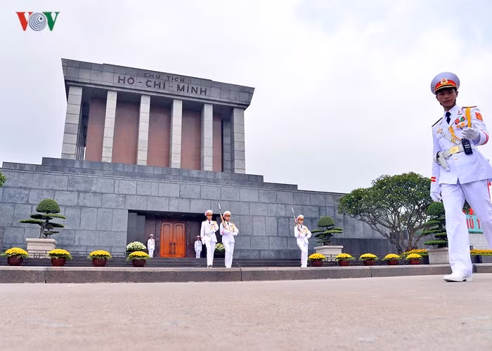 Hay như những người lính cảnh vệ, ngày đêm canh "giấc ngủ" của Bác. Đó là nhiệm vụ cũng là vinh dự.