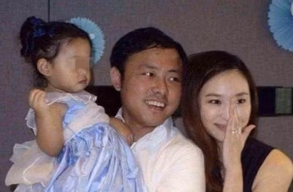 Ngô Bội Từ sinh cho Kỷ Hiểu Ba một con gái và hai con trai nhưng vẫn chưa được mặc váy cưới.