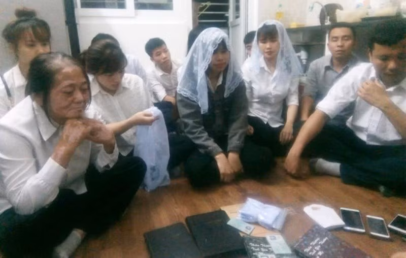 Nhóm người đang sinh hoạt, truyền đạo trái phép bị công an phát hiện.