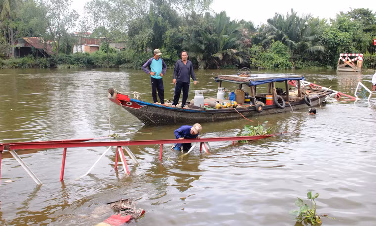 Sau khi xảy ra sự cố, phương tiện đã bị cơ quan CSĐT công an TP HCM tạm giữ để làm rõ vì vụ việc gây thiệt hại nghiêm trọng về tài sản giá trị gần 3 tỷ đồng. Suốt 2 ngày qua, ngoài việc khám nghiệm hiện trường, cơ quan chức năng đã cho tiến hành trục vớt cây cầu.